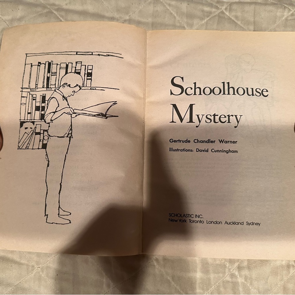 The boxcar children- schoolhouse mystery #10 - Picture 2 of 8
